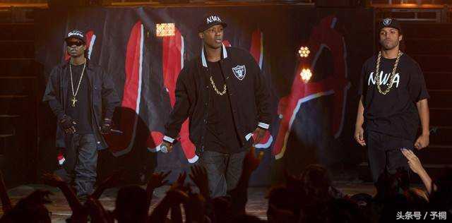 怎么搭配潮流帽子,时尚潮流的帽子搭配