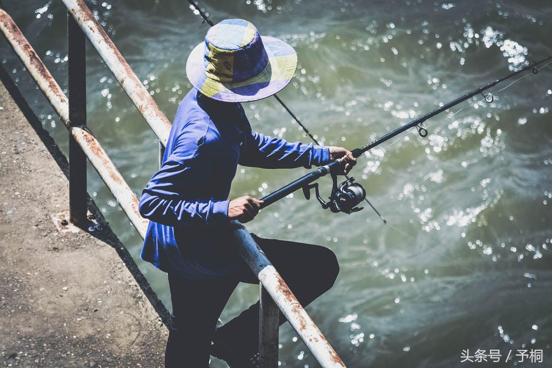 怎么搭配潮流帽子,时尚潮流的帽子搭配