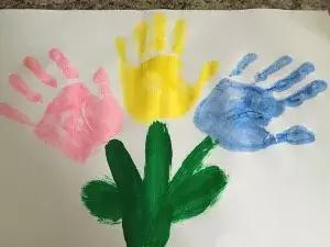 玩英语｜HandprintFlowersCraft手印画——彩色小花