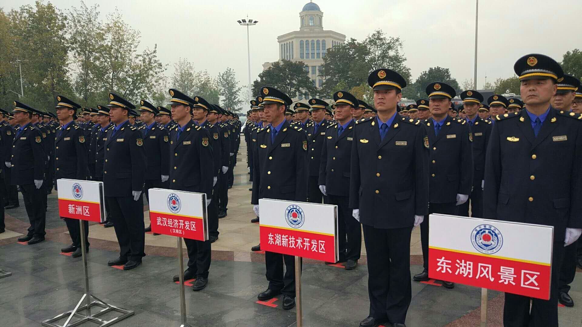 武汉城管换新装4201胸徽编号显区别