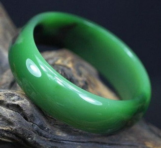 碧玉手镯价格多少,如何挑选和田玉碧玉手镯的好坏