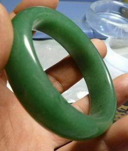 碧玉手镯价格多少,如何挑选和田玉碧玉手镯的好坏