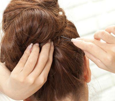 穿裙子用小夹子扎头发,穿裙子把头发扎起来发型简单好看