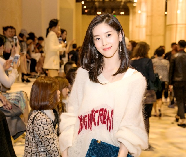 奶茶妹妹章泽天现状,奶茶妹妹章泽天走红照片原图