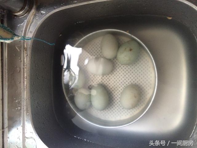 怎样腌制咸鸭蛋最好吃的做法,腌咸鸡蛋咸鸭蛋快速冒油的方法