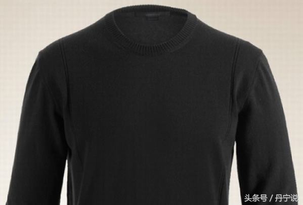 乔布斯西装衬衫搭配牛仔裤运动鞋,乔布斯永远穿的牛仔裤和黑衬衫