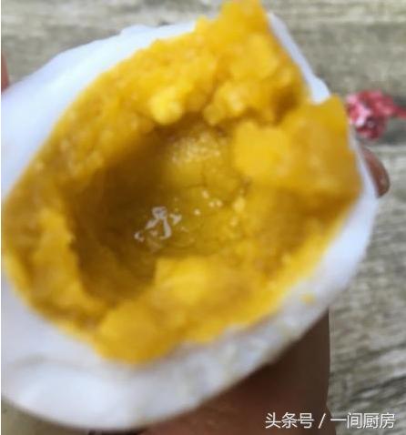 怎样腌制咸鸭蛋最好吃的做法,腌咸鸡蛋咸鸭蛋快速冒油的方法