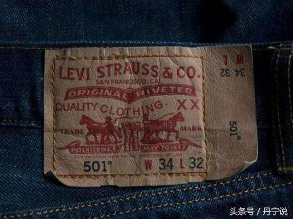 乔布斯西装衬衫搭配牛仔裤运动鞋,乔布斯永远穿的牛仔裤和黑衬衫