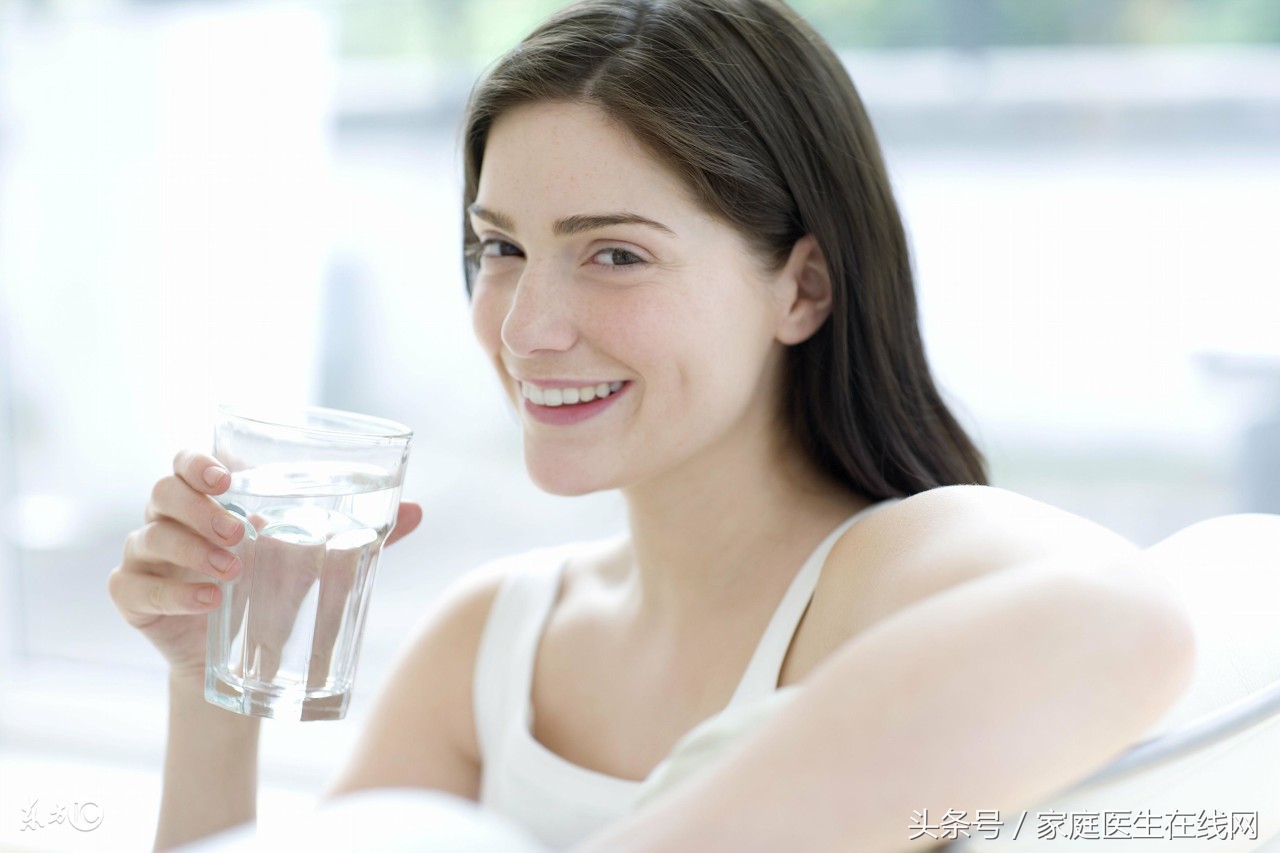 嘴唇起皮为什么不能舔,嘴唇起皮抹不了口红怎么办