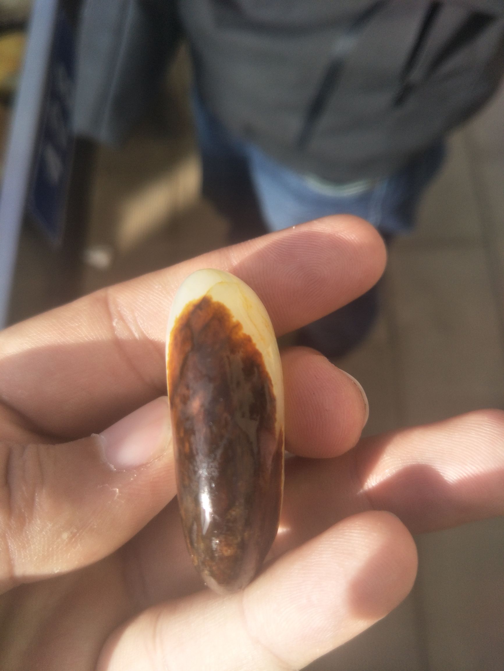 红皮白肉籽料400克原石值多少钱呀,几十公斤重的金黄色黄蜡石籽料