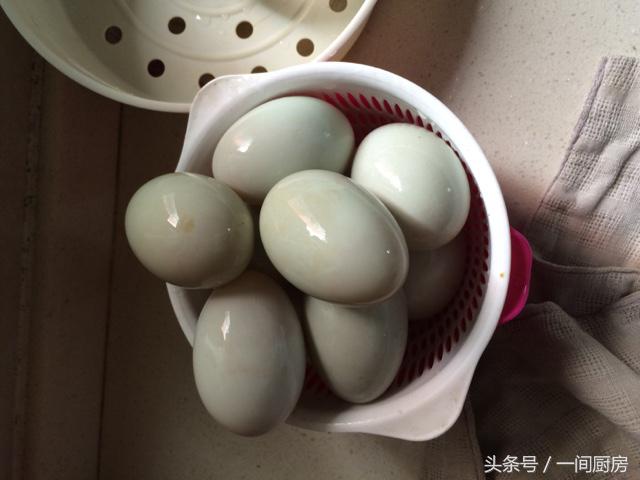怎样腌制咸鸭蛋最好吃的做法,腌咸鸡蛋咸鸭蛋快速冒油的方法