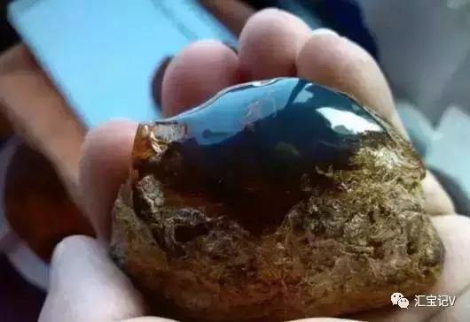 紫罗兰琥珀蜜蜡真假,琥珀蜜蜡紫光灯照真假