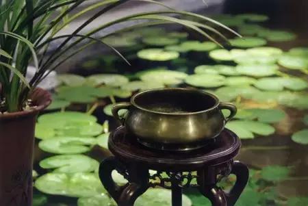 古人书房常备的文房四宝是什么,文房四宝是书房中常备的四种摆件