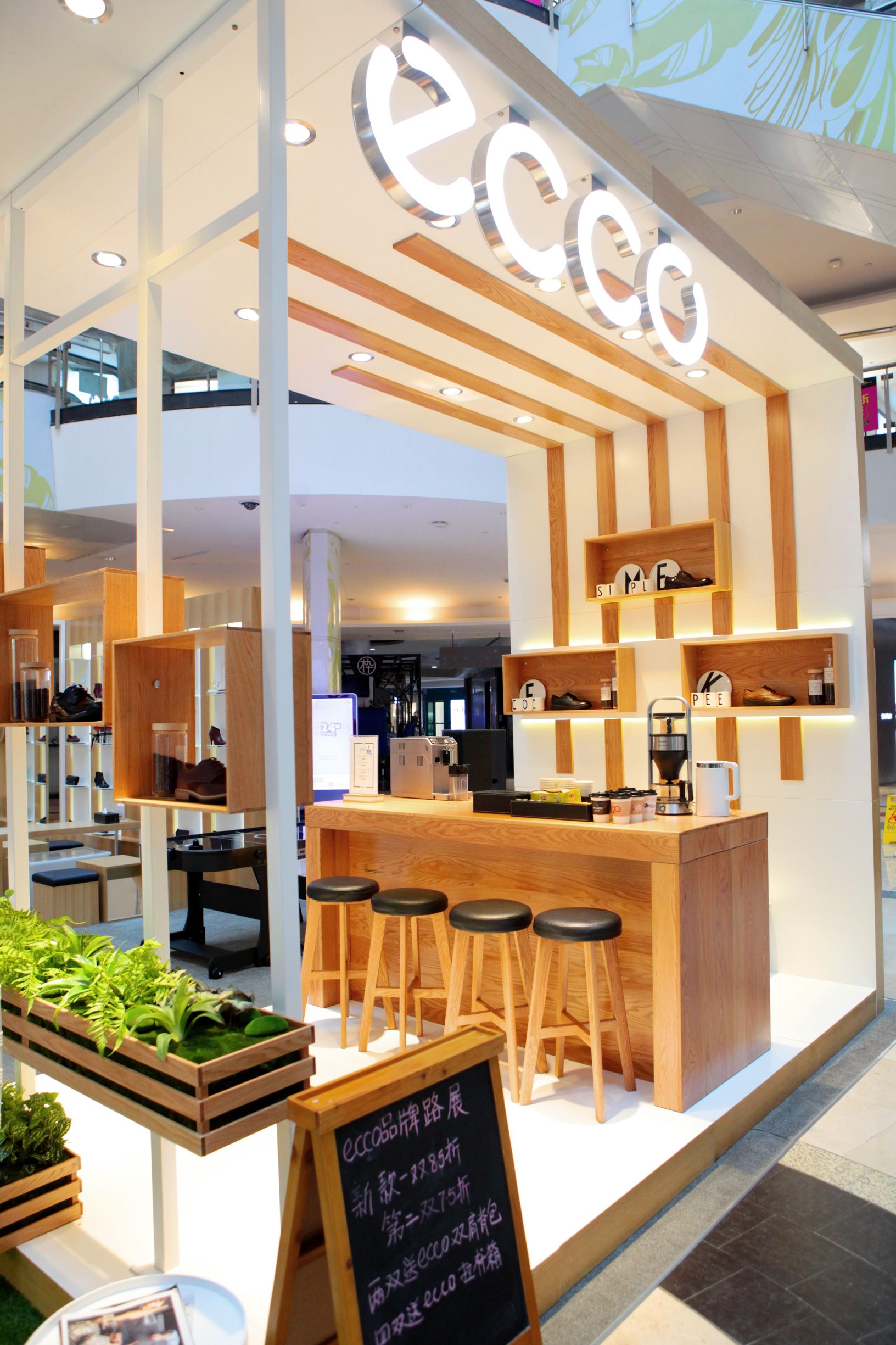 世界再大也不过丈量人生的脚步,世界再大也阻挡不了一颗勇敢的心