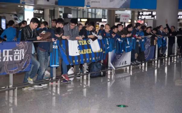 油腻大叔款球童来袭！苏宁双十一传奇足球夜情怀上演！