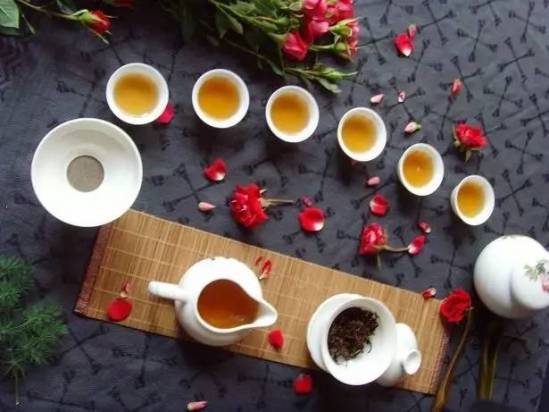 长期喝柠檬红茶有什么好处和坏处,绿茶和红茶哪种茶对身体更有好处