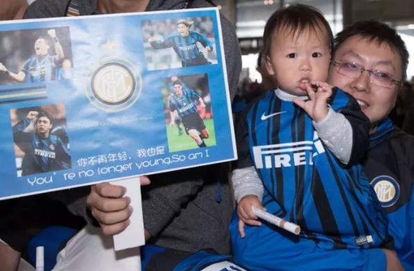 油腻大叔款球童来袭！苏宁双十一传奇足球夜情怀上演！