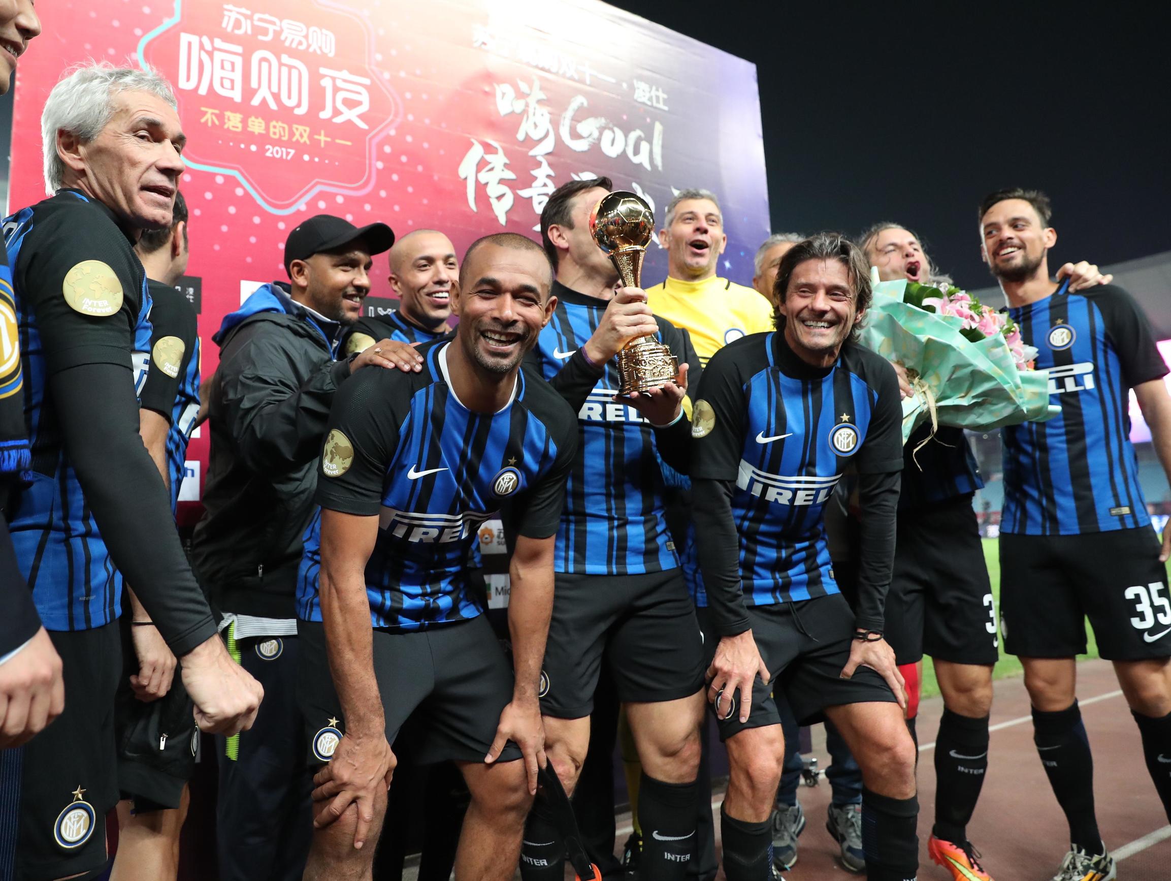 油腻大叔款球童来袭！苏宁双十一传奇足球夜情怀上演！