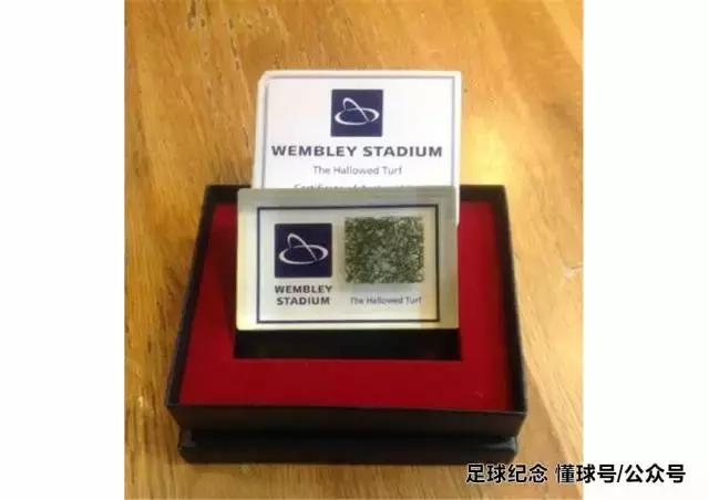 纪念足球礼物,伯纳乌球场草皮纪念品