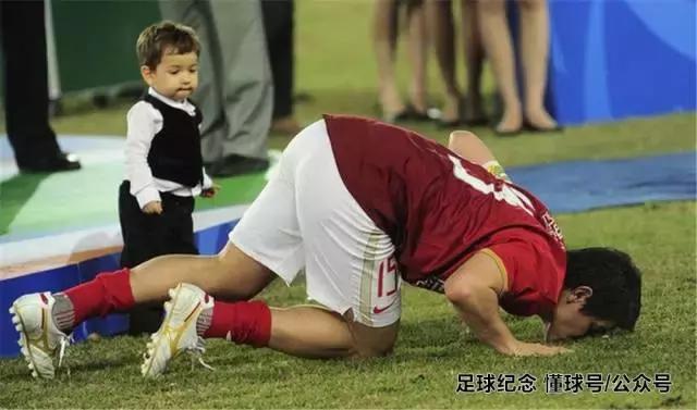 纪念足球礼物,伯纳乌球场草皮纪念品