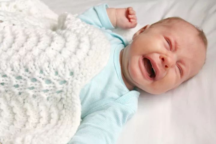 一岁多孩子半夜哭闹感觉腹痛,小孩肚子痛整夜哭闹