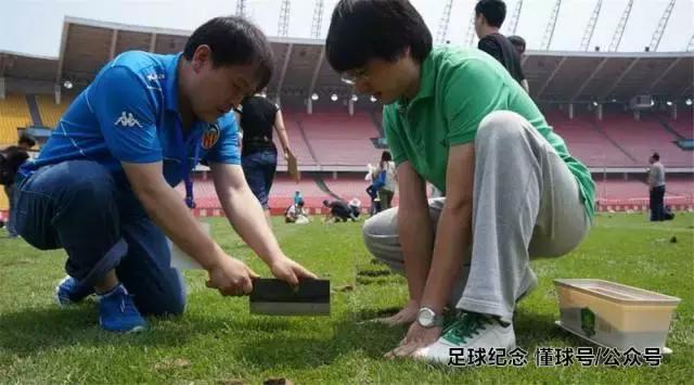 纪念足球礼物,伯纳乌球场草皮纪念品