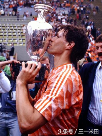 2016年欧洲杯金球奖金靴奖,历届欧洲足球金球奖得主捧杯图片