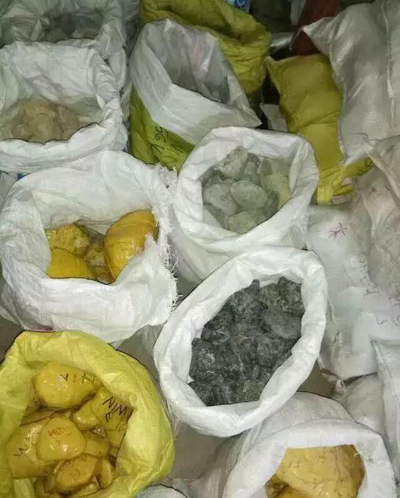 翡翠赌石的12种玩法图片,莫湾基翡翠原石赌石要诀