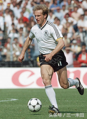 2016年欧洲杯金球奖金靴奖,历届欧洲足球金球奖得主捧杯图片