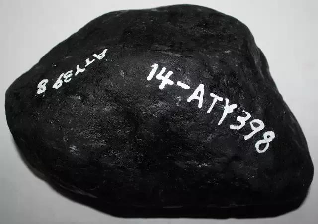 翡翠赌石的12种玩法图片,莫湾基翡翠原石赌石要诀