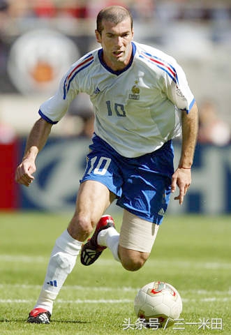 2016年欧洲杯金球奖金靴奖,历届欧洲足球金球奖得主捧杯图片