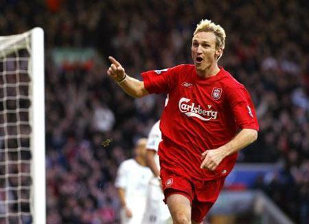 他一定是利物浦最硬的后卫，一个杰拉德为他戴队长袖标的铁汉