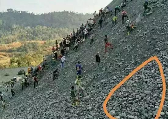 翡翠赌石的12种玩法图片,莫湾基翡翠原石赌石要诀