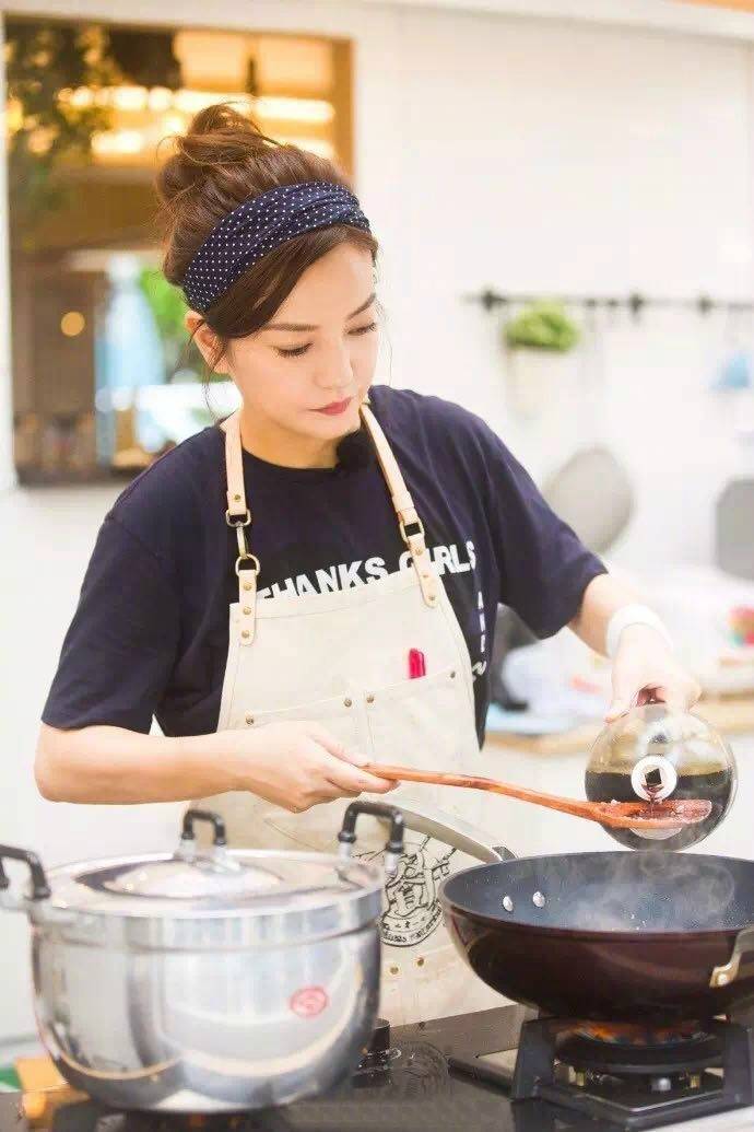 致敬周星驰张曼玉梅艳芳,周星驰致敬新喜剧之王