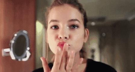 嘴唇干裂起皮接吻是不是好得快,嘴唇干燥涂润唇膏还有其它方法吗