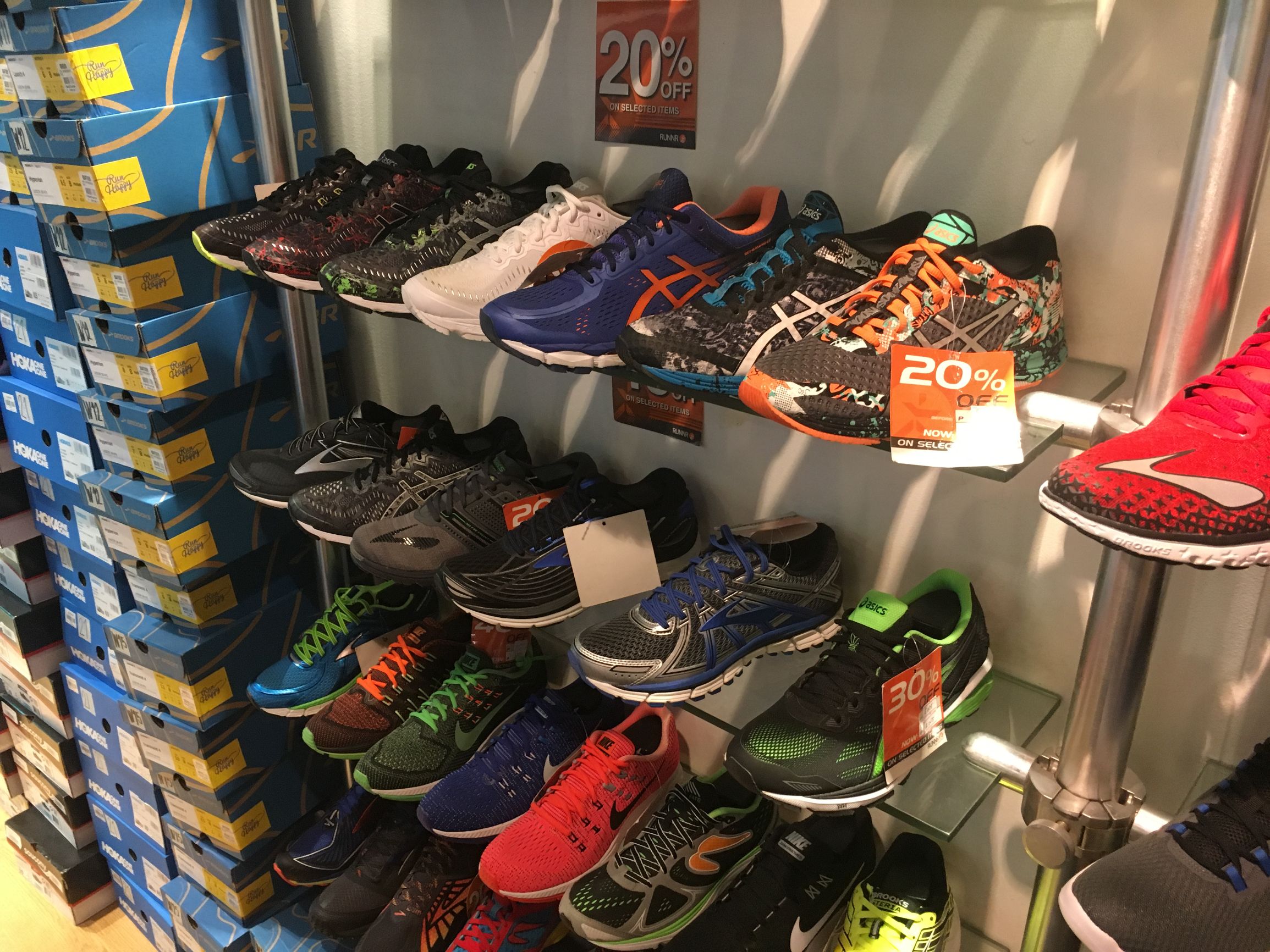 跑步也是门生意，这家门可罗雀的跑步用品店就能做到月入10万