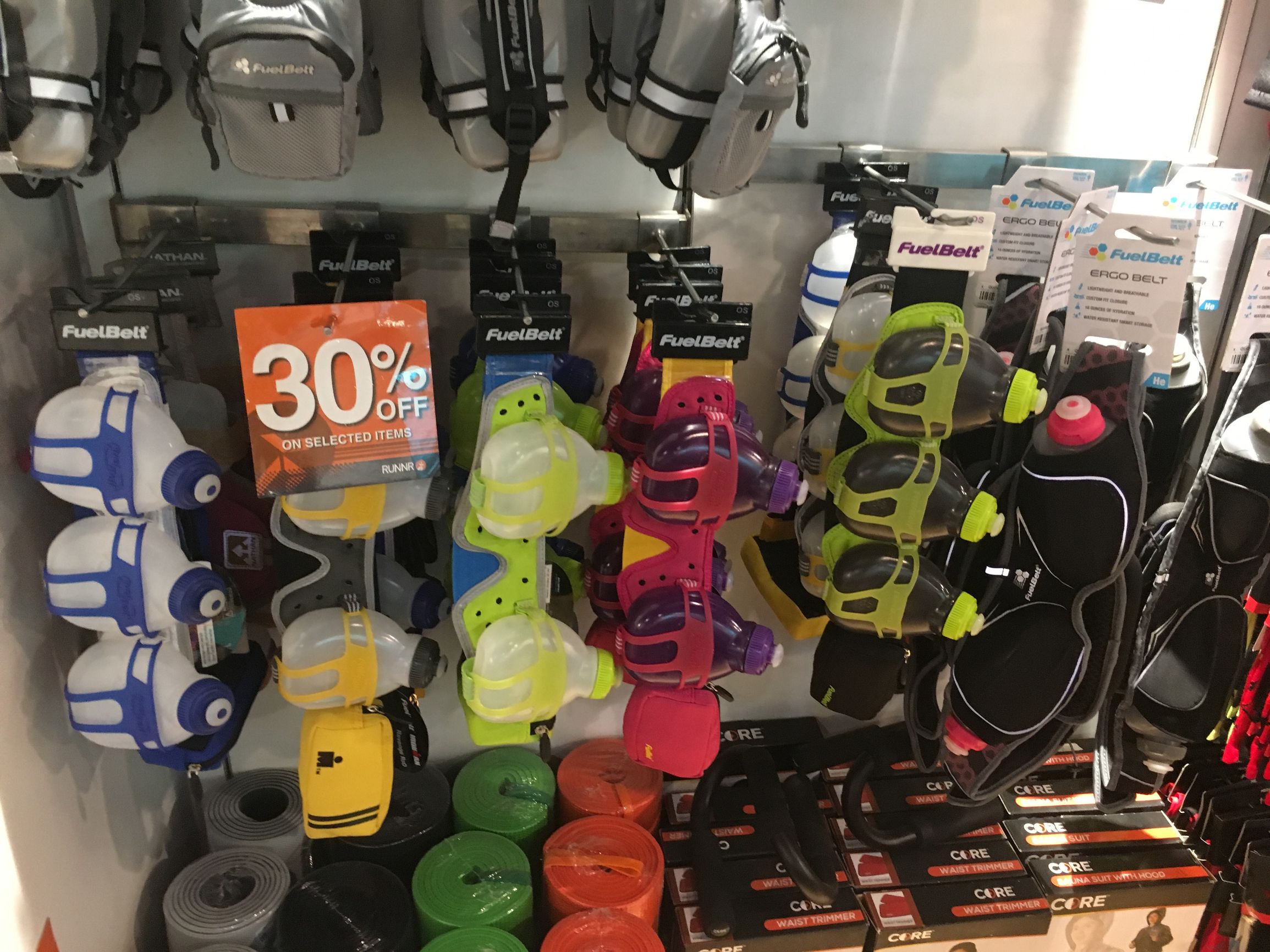 跑步也是门生意，这家门可罗雀的跑步用品店就能做到月入10万