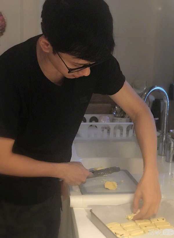 张杰哄谢娜,张杰流泪感动告白谢娜