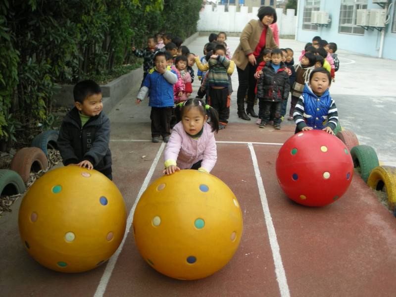 幼儿园皮球室内趣味游戏,幼儿园户外游戏大班皮球玩法