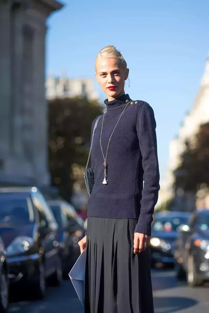 红色毛衣配什么毛衣链好看,想把毛衣穿时髦从拒绝这3款开始