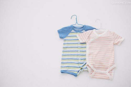 婴儿衣服标签贴哪里,宝宝衣服标签怎么看