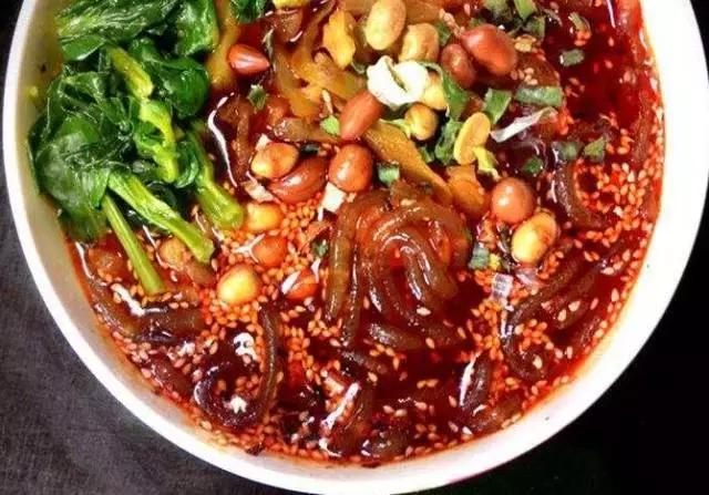 重庆让人着迷的城市,重庆一个充满火锅味的城市