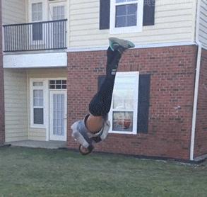 小姐姐你系完鞋带就快起来吧，都被人给看光，你长的好看才提醒你