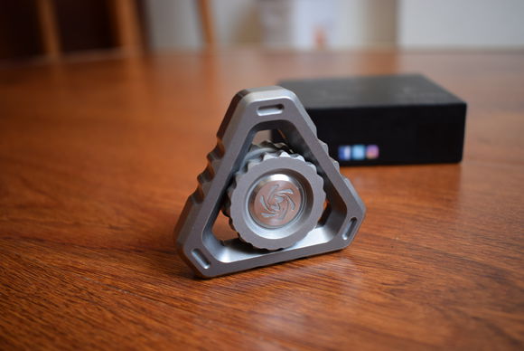 国外枪支配件企业不务正业，用枪支钢材做了一款指尖陀螺