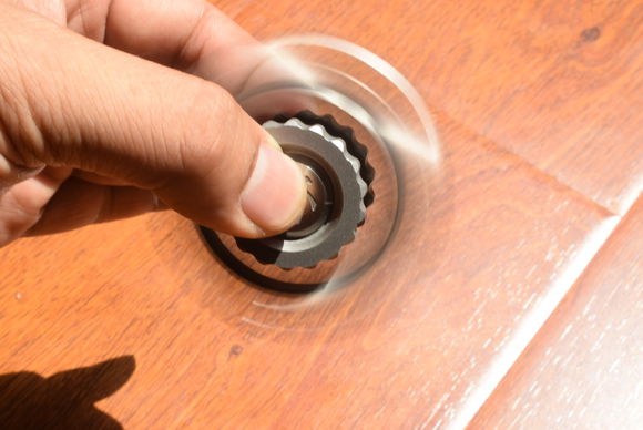 国外枪支配件企业不务正业，用枪支钢材做了一款指尖陀螺