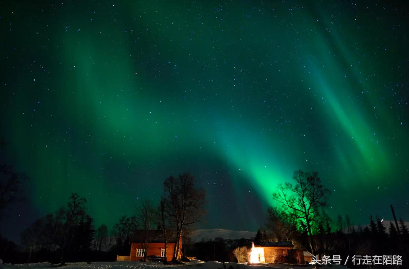 挪威北部罗浮敦群岛足球场,挪威渔民捕鱼