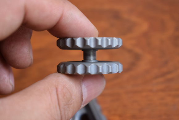 国外枪支配件企业不务正业，用枪支钢材做了一款指尖陀螺