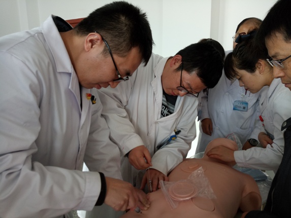 兰州石化总医院策划医护人员进行人体模具模拟技能操作培训