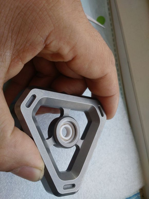 国外枪支配件企业不务正业，用枪支钢材做了一款指尖陀螺