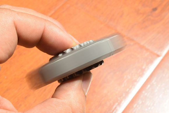 国外枪支配件企业不务正业，用枪支钢材做了一款指尖陀螺